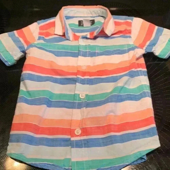 Five for 25 Place 100% cotton, short sleeved,  lightweight button down shirt - Picture 2 of 4